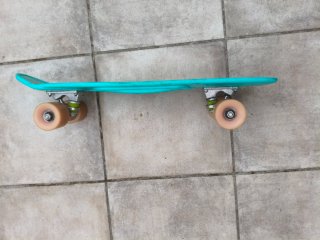 Skate turquesa con agarre central