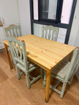 Mesa y 4 Sillas Comedor