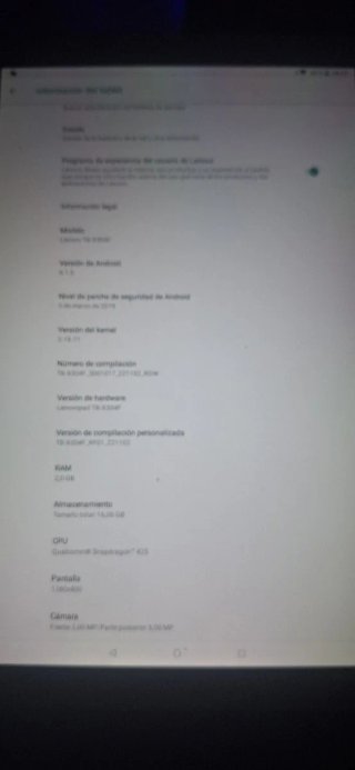 Tablet Lenovo Plata y Blanca