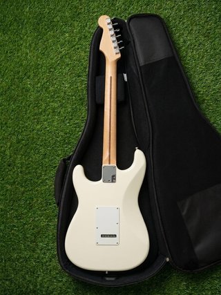 Guitarra Squier Stratocaster Blanca + Funda