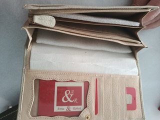 Cartera ANNA & ROBERT Piel Beige Tachuelas Doradas