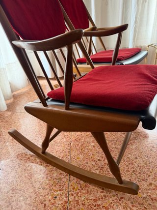 2 Mecedoras de diseño de madera maciza, vintage