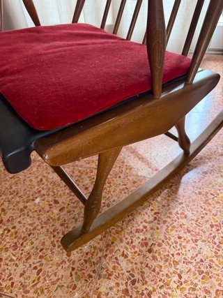 2 Mecedoras de diseño de madera maciza, vintage