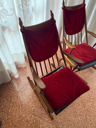 2 Mecedoras de diseño de madera maciza, vintage