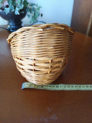 Cuna de mimbre  hecha a mano juguete