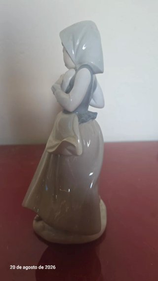 Figura porcelana Lladro niña paloma