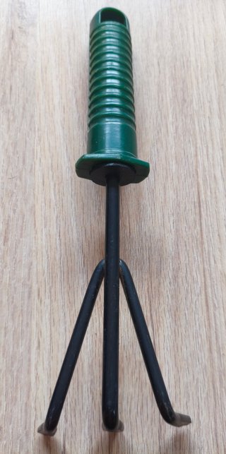 Rastrillo de mano verde