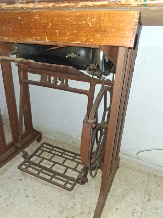 Máquina de coser ALFA madera y metal