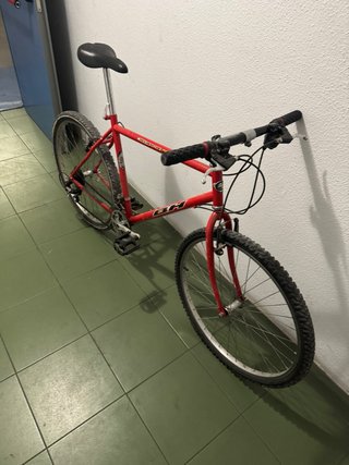 Bicicleta de montaña BH roja