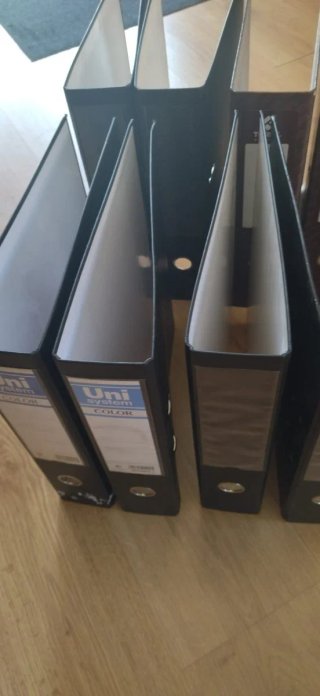 8 archivadores negros