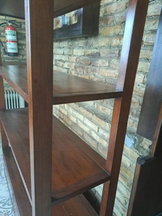 Estantería de madera con cajones