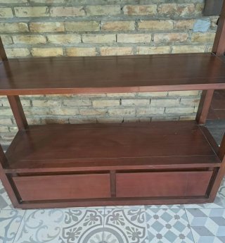Estantería de madera con cajones