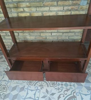 Estantería de madera con cajones
