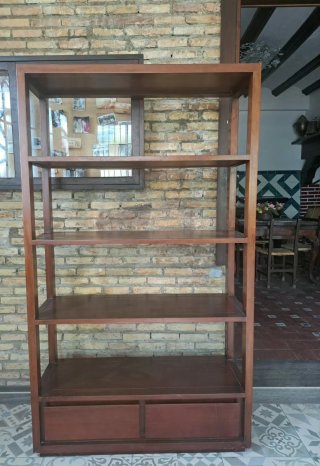 Estantería de madera con cajones