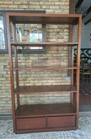 Estantería de madera con cajones