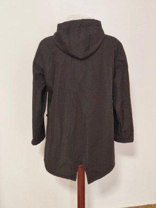 Chaqueta negra con capucha