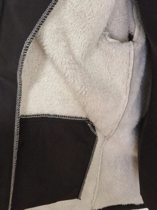 Chaqueta negra con capucha