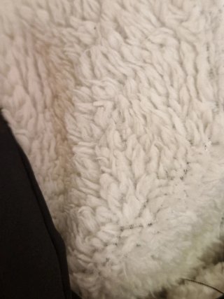 Chaqueta negra con capucha