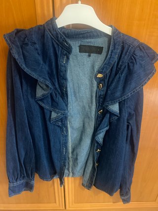 Camisa vaquera Zara con volantes