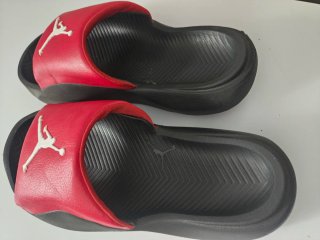 Chanclas Jordan niño negras y rojas