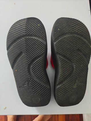 Chanclas Jordan niño negras y rojas