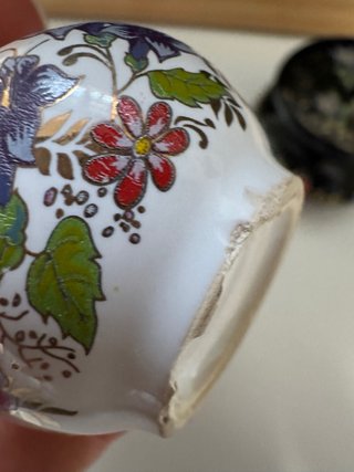 Scatolina Limoges e 2 vasetti decorati piccoli.