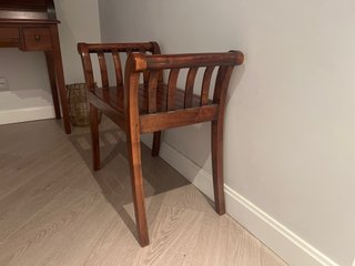 Banco de madera curvo