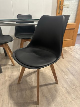 Mesa de cristal con 4 sillas negras