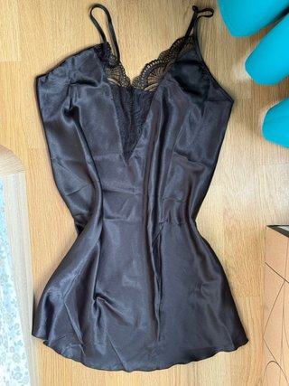 Pijama de satén negro con encaje