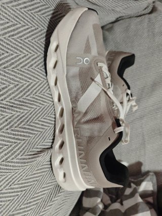 Zapatillas ON Hombre Gris/Blanco Casi Nuevas