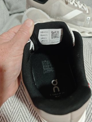 Zapatillas ON Hombre Gris/Blanco Casi Nuevas