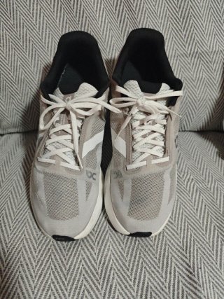 Zapatillas ON Hombre Gris/Blanco Casi Nuevas
