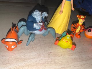 Vari pupazzi Disney e 1 Supernena