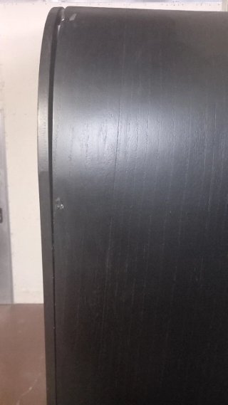 Armario negro con puertas de rejilla