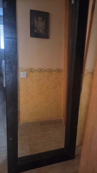 Espejo de pared con marco negro tipo cuero