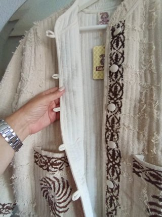 Chaqueta acolchada beige y marrón