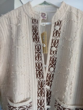 Chaqueta acolchada beige y marrón