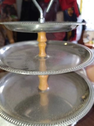 Frutero de metal y madera de 3 pisos