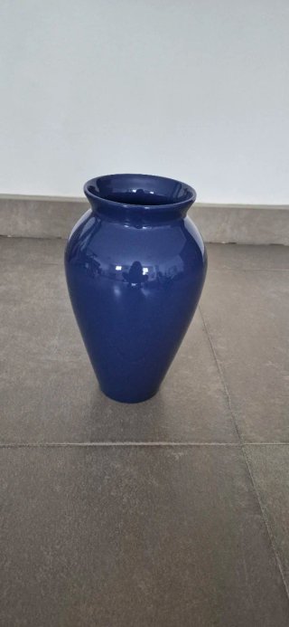 Jarrón de cerámica azul