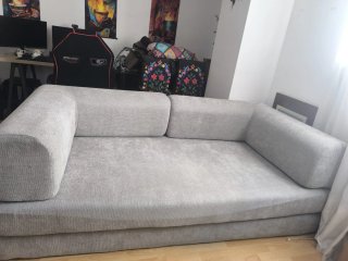 Sofá de tela gris casi nuevo