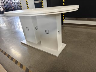 Mesa ovalada blanca