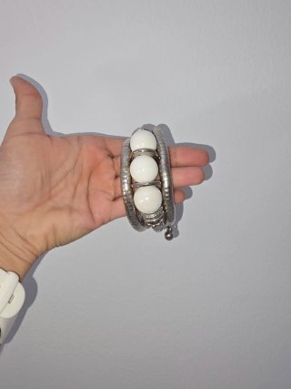 Pulsera plateada con cuentas blancas