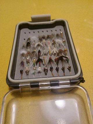 Moscas de pesca secas y ninfa