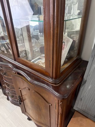 Vitrina antigua de madera y cristal