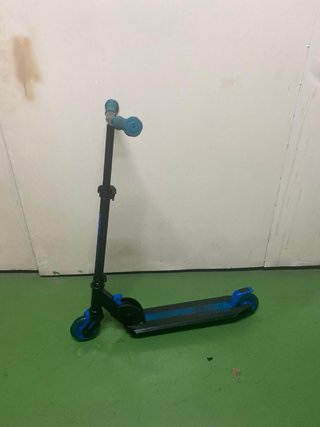 Patinete infantil azul y negro