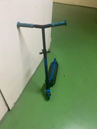 Patinete infantil azul y negro