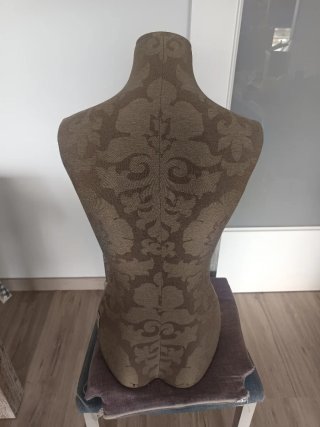 Busto de maniquí mujer con estampado