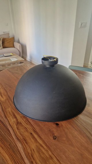 Lámpara de techo negra y dorada