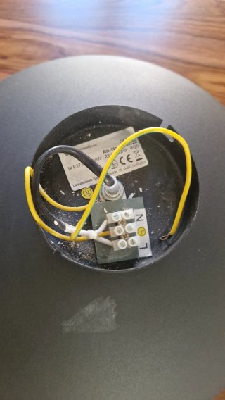 Lámpara de techo negra y dorada