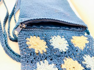 Bolso azul tejido con flores
